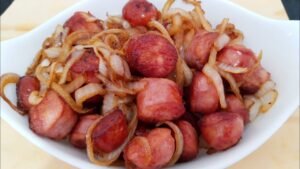 PORÇÃO DE LINGUIÇA ACEBOLADO